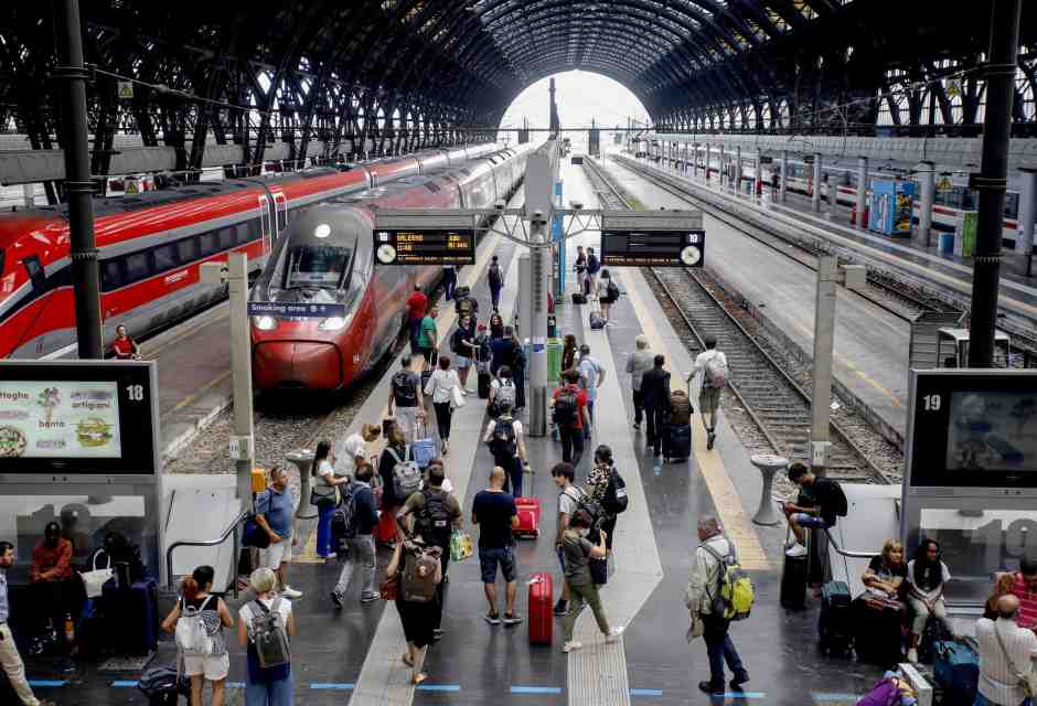 Diario dalle sale d’attesa per i possessori di carta fedeltà, una liturgia di treni e tartine