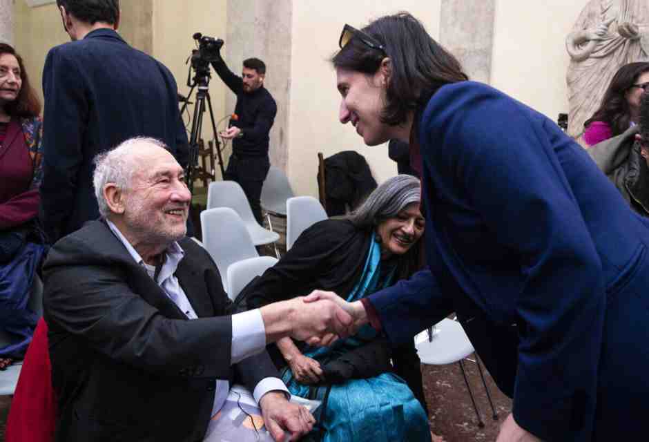 Tassare i ricchi? Al convegno sulla povertà con Stiglitz, Schlein appare più contiana di Conte