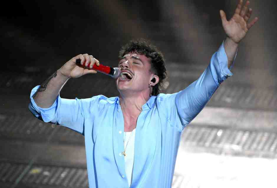 Il ritorno del maschio. Evviva Olly, anche se sul palco dell’Ariston era un po’ ingessato