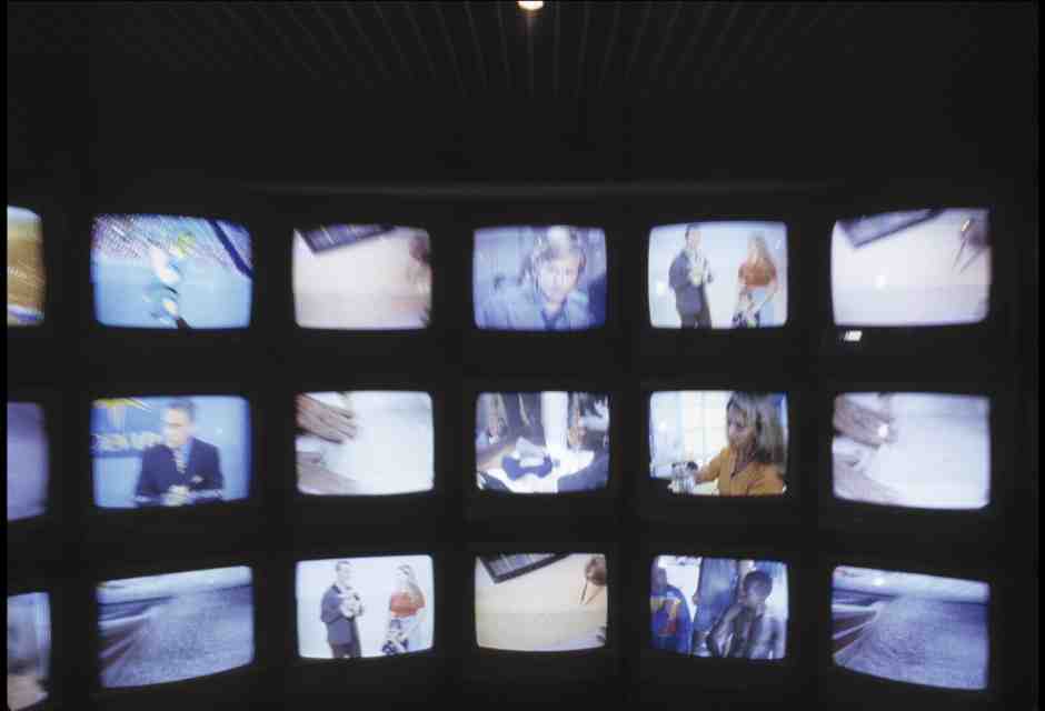 “M’illumino di meno”, la pubblicità progresso che vuole spegnere l’esistenza