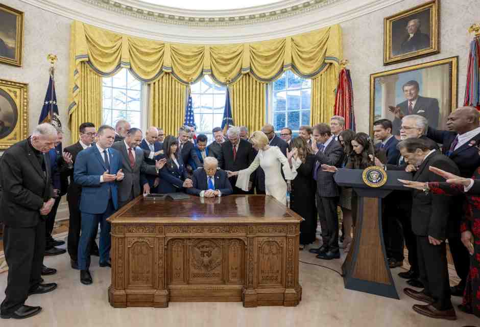 L'Ufficio della Fede di Trump, senza cattolici inginocchiati davanti a lui