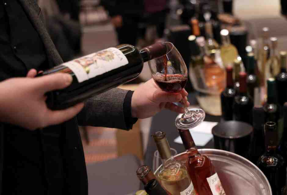 Separiamo le sorti del vino, essenziale per la nostra civiltà, da quelle degli altri alcolici