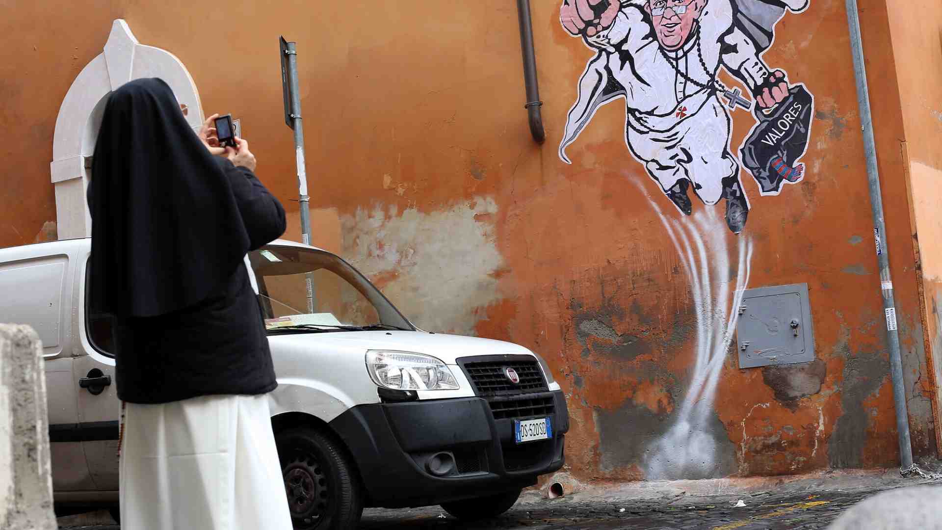 Un giro a Borgo Pio, tra preghiere per il Papa e pochi pellegrini