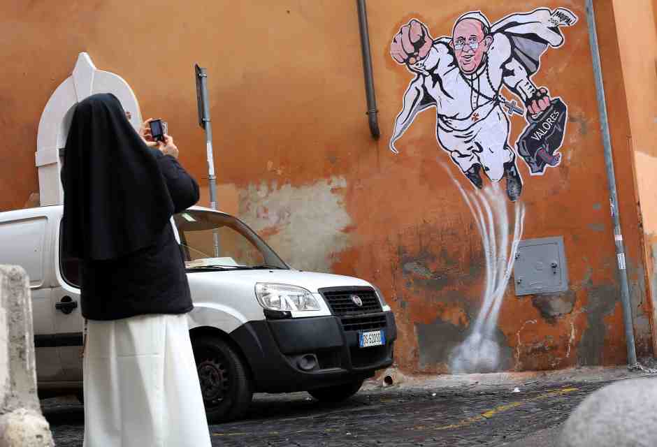 Un giro a Borgo Pio, tra preghiere per il Papa e pochi pellegrini