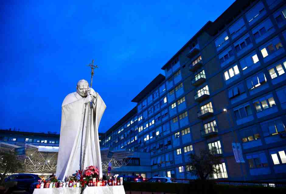 Il Papa, le cui condizioni sono stazionarie, lavora e riceve ospiti. Nel mondo, si prega