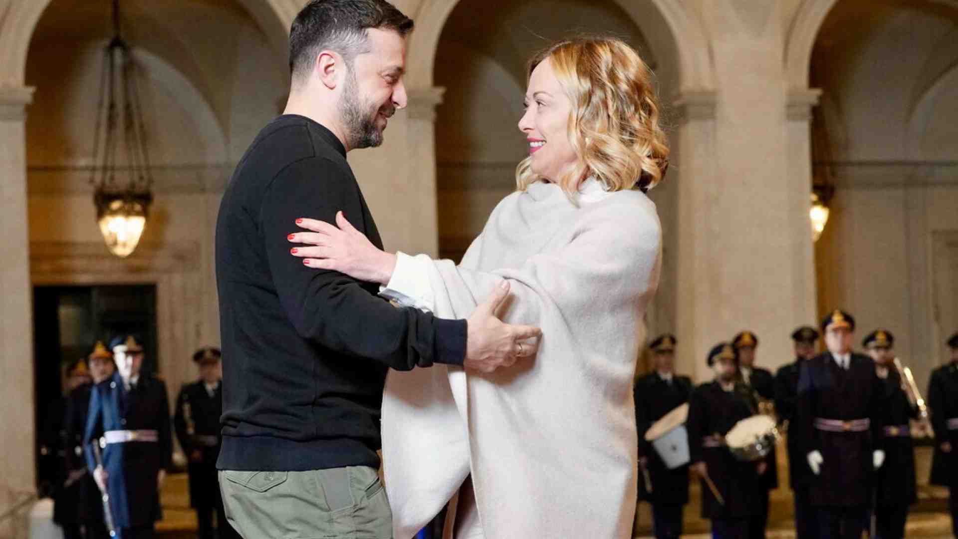 “Nonostante Trump, sull'Ucraina non torniamo indietro”, dicono in  FdI. E Meloni svicola con una nota