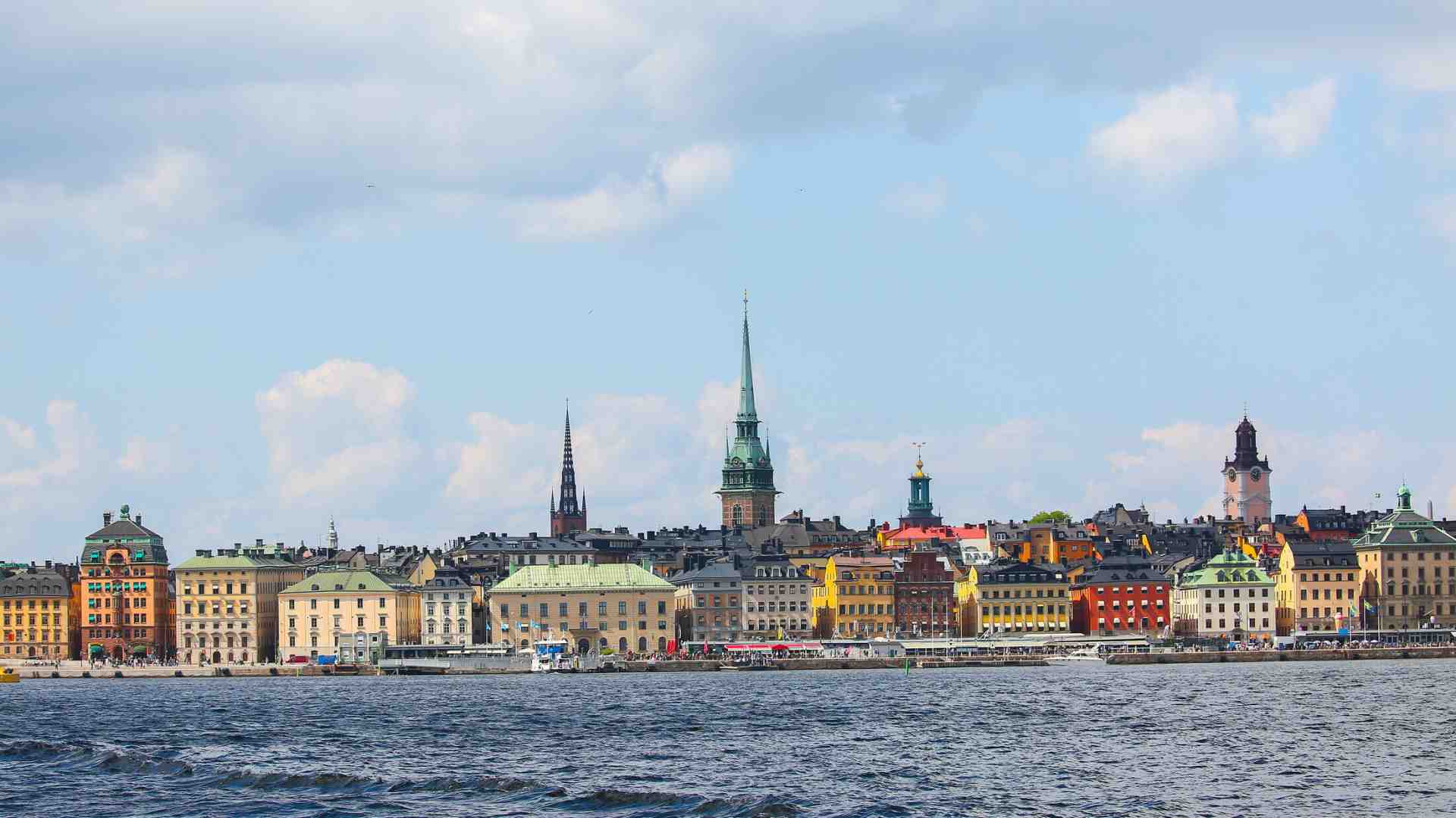 Lara e Marco, un’instabile storia d’amore e la strana fatica di vivere altrove