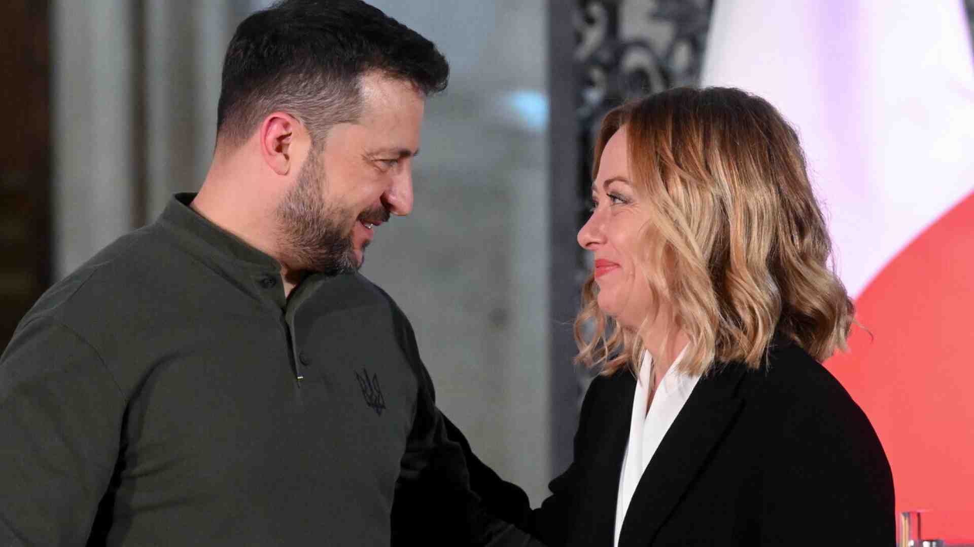 Dopo le spallate del trumpismo, Meloni fa la vaga su Kyiv