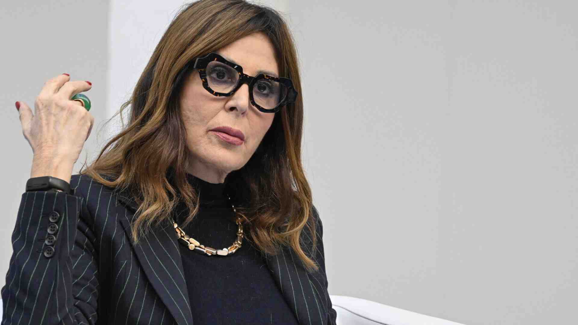 La borsa di Santanchè: "Auguri a Delmastro, nemmeno io mi dimetterò. I giornali? Carta straccia"