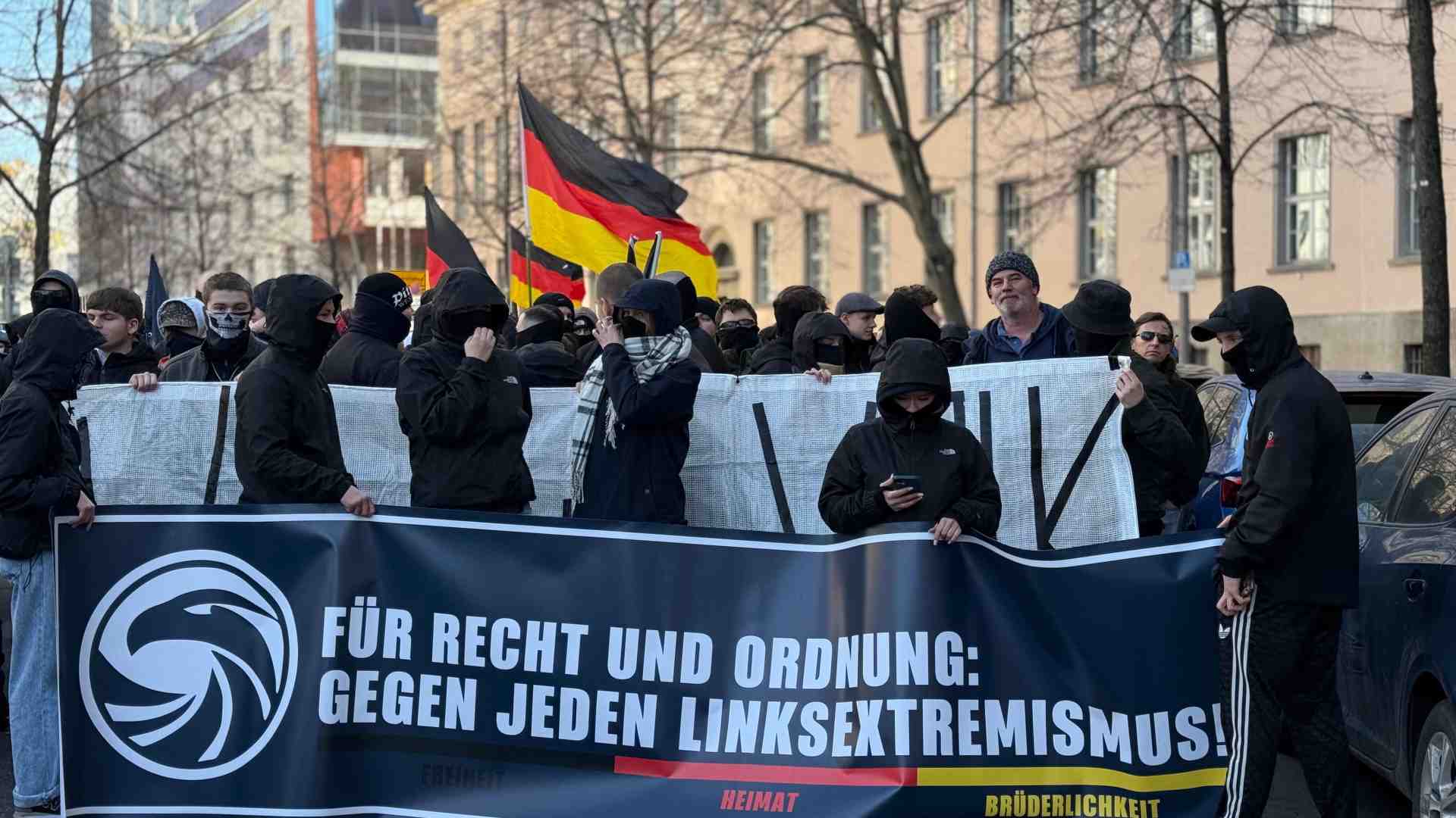 I giovani neonazisti sfilano a Berlino a poche ore dalle elezioni