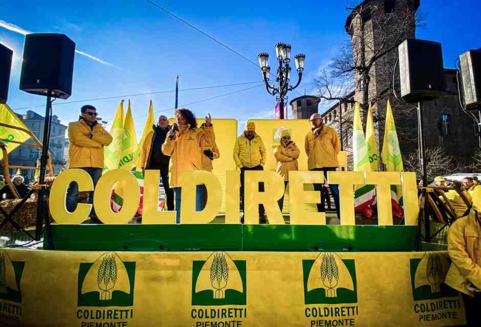 Il solito blitz-buffonata della Coldiretti contro l’importazione di olio d’oliva