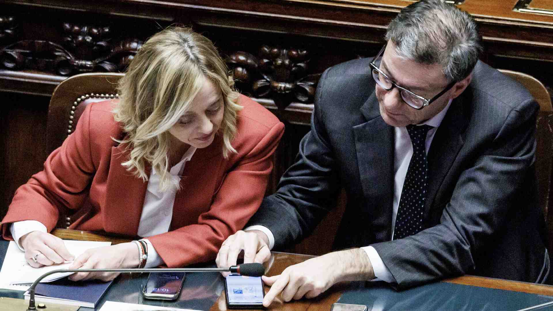 Giorgetti guarda a Merz, impensierito da Trump e "ferito" da Meloni sul caro bollette. Salta il Cdm