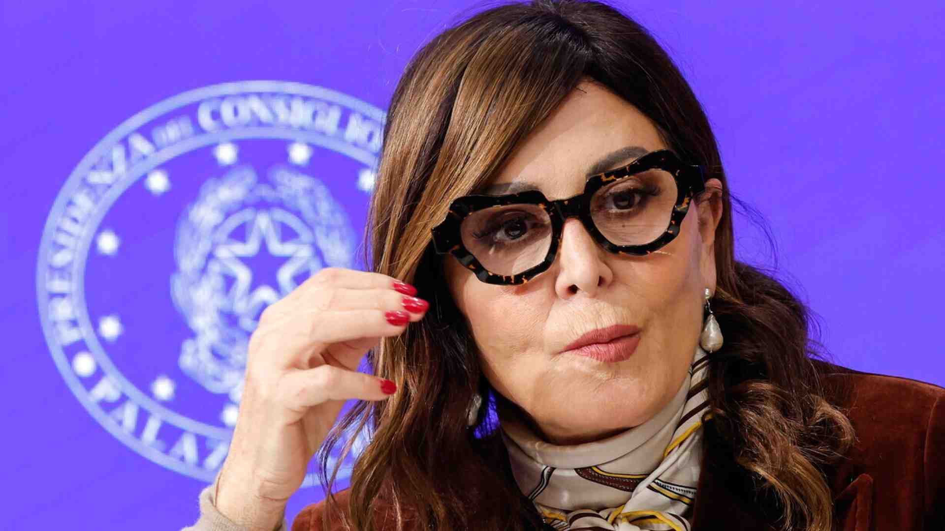 La difesa (fredda) di Santanchè. Il centrodestra manda in Aula le terze file
