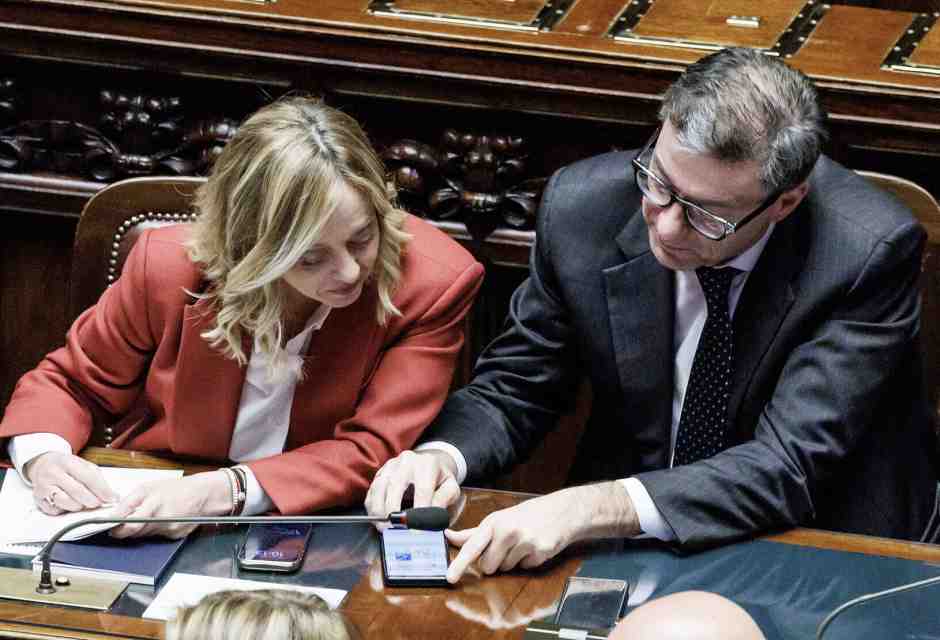 Giorgetti guarda a Merz, impensierito da Trump e "ferito" da Meloni sul caro bollette. Salta il Cdm