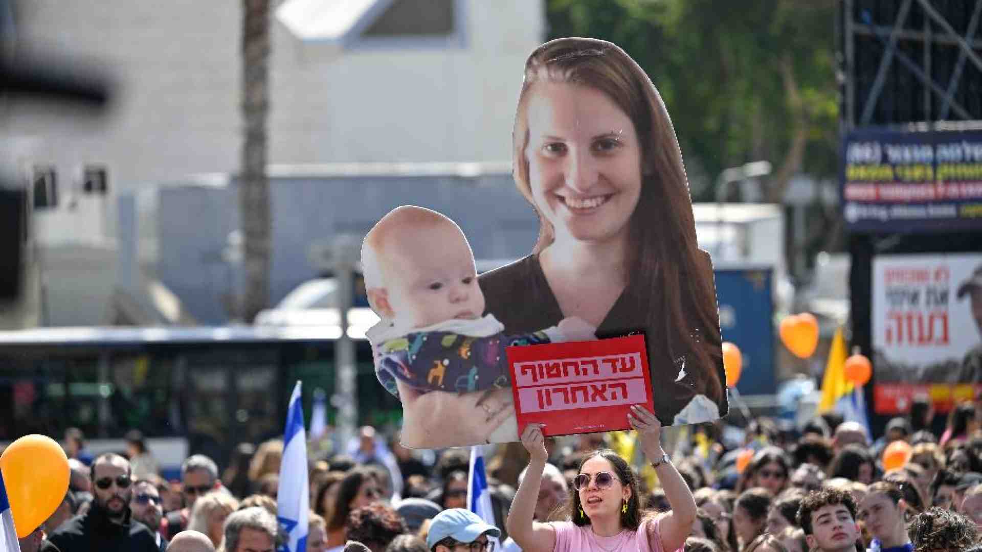 Israele si è fermato per l'addio ai Bibas. «Potevano salvarvi»