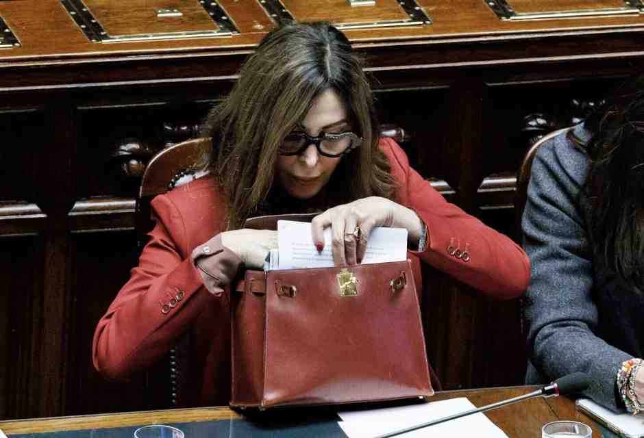 Le "borsettate" di Santanché, garantismo, tacchi a spillo, si difende dalle opposizione e da FdI. Una lezione a Meloni