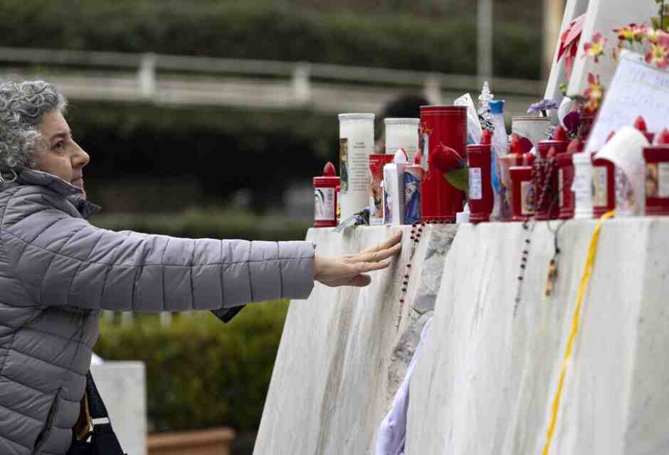 "Ulteriori lievi miglioramenti": il nuovo bollettino sulle condizioni di Papa Francesco