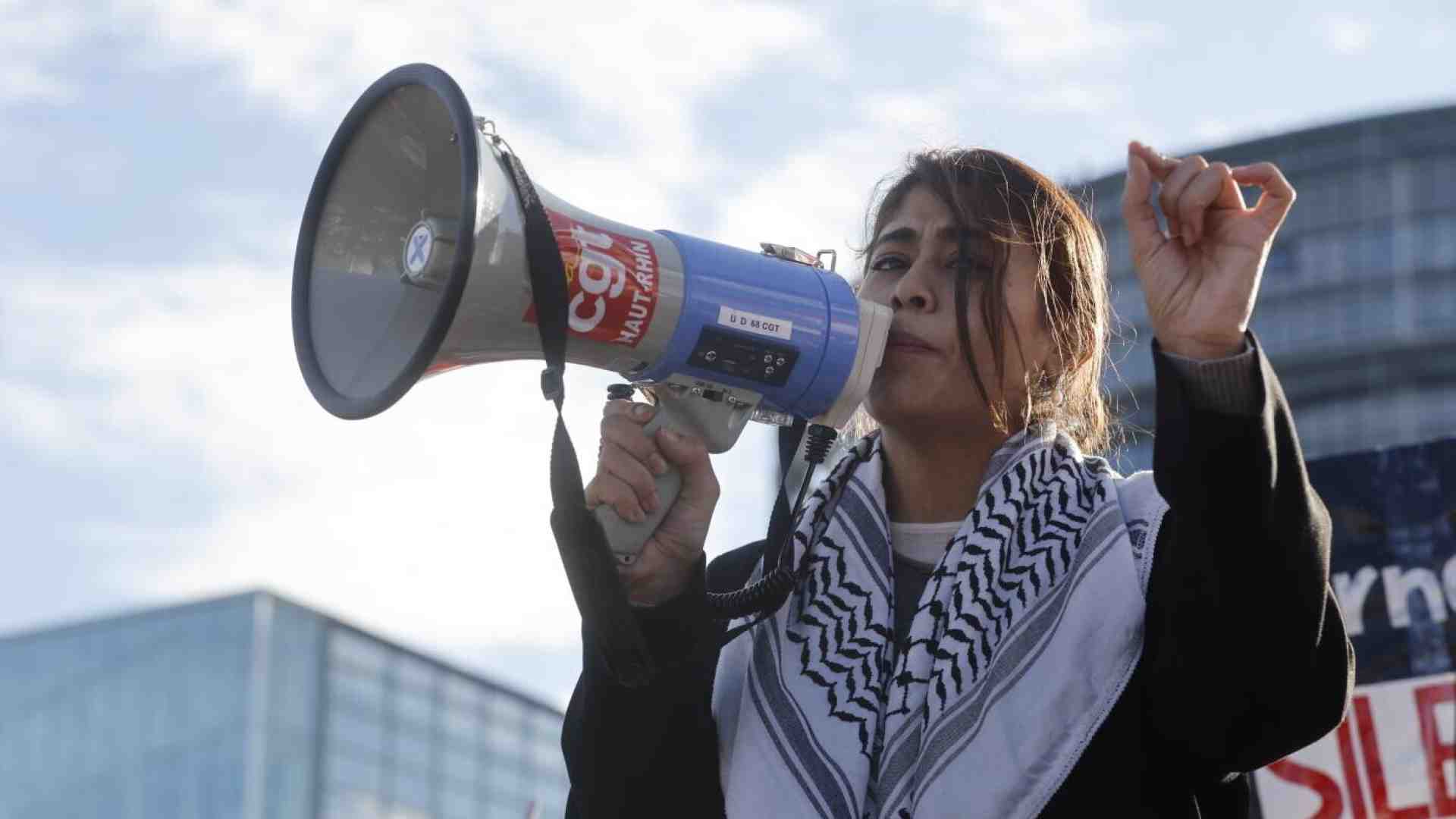 La deputata francese che nega l’uccisione dei Bibas e quella curdo tedesca contro contro Hamas