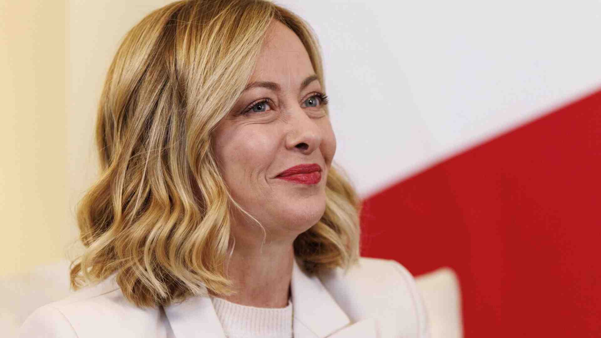 Fratelli d'Italia supera il 30 per cento dei consensi. Lieve calo del Pd