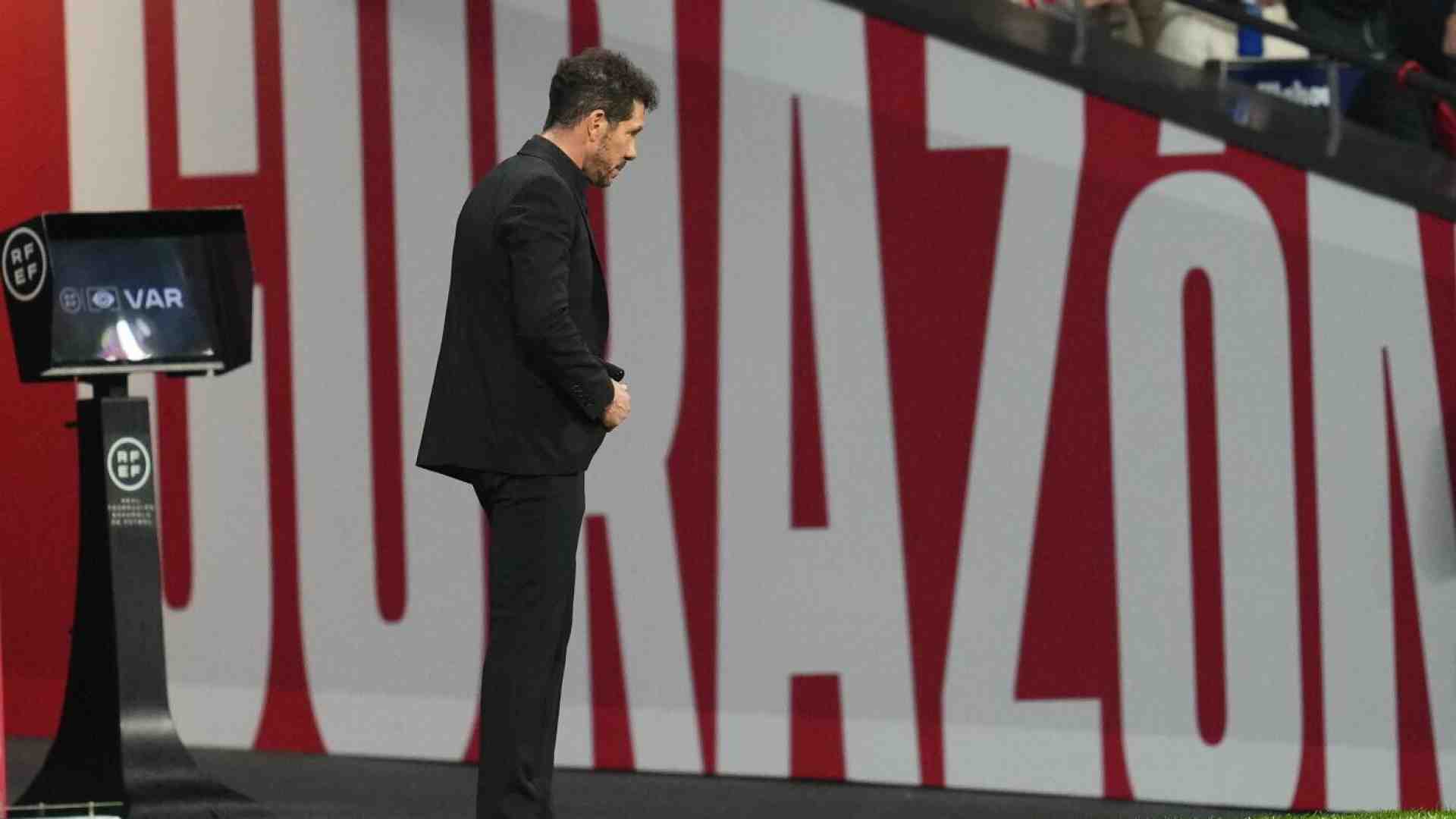 In un calcio che cambia solo Diego Pablo Simeone rimane fermo