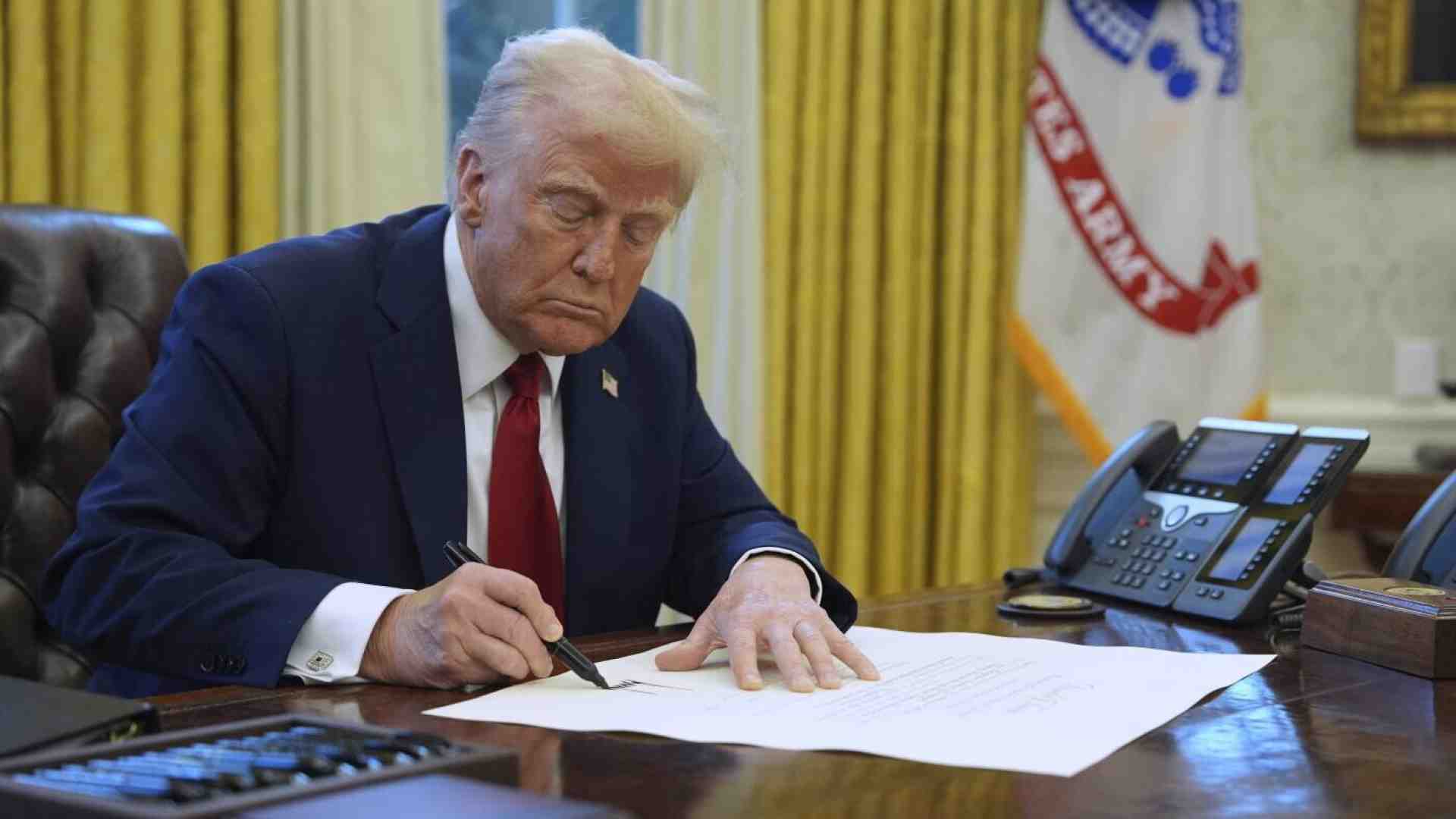 Trump sospende gli aiuti militari all'Ucraina