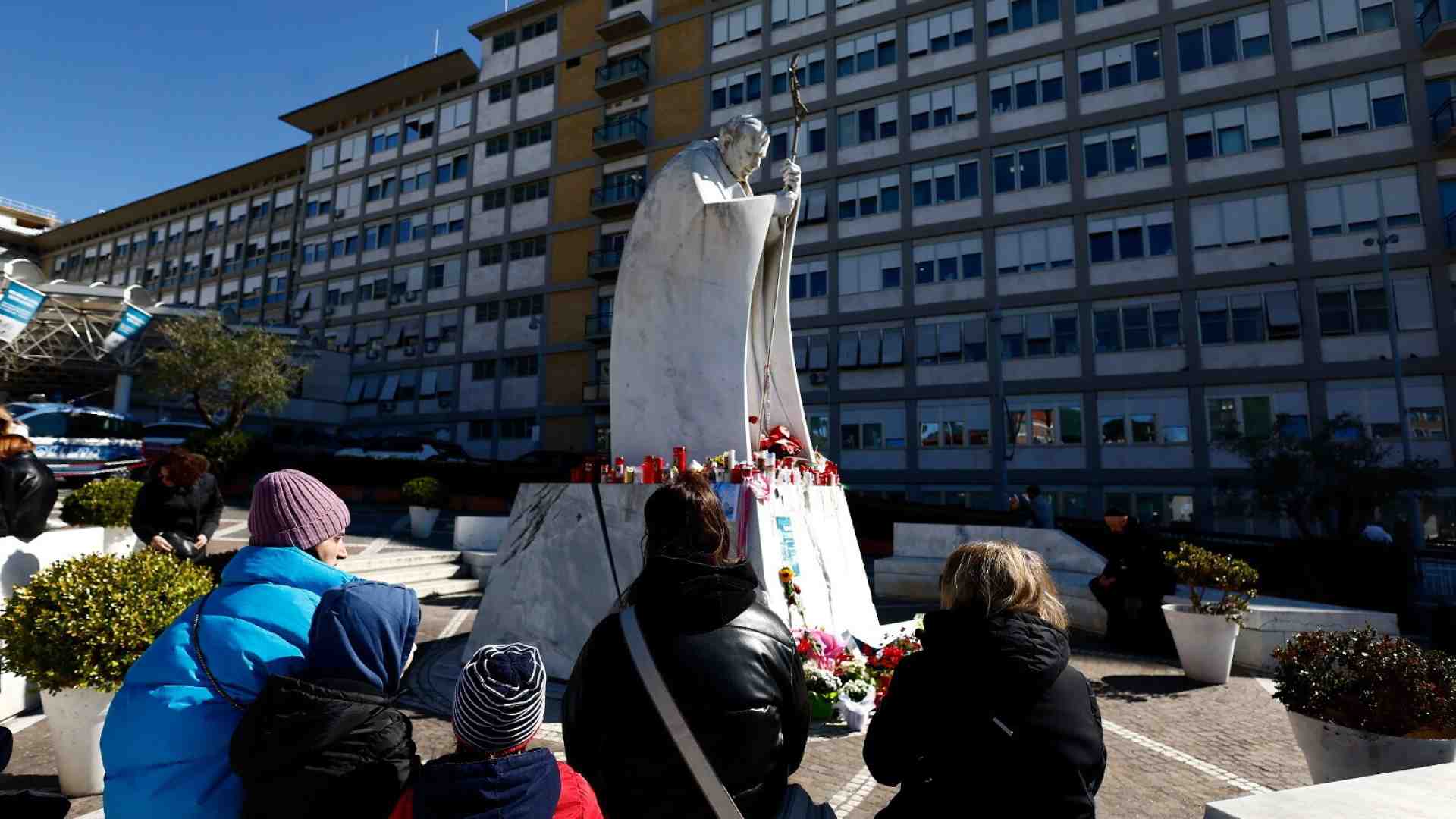 L’inconcepibile assenza di Francesco in un mondo dominato dal voyeurismo