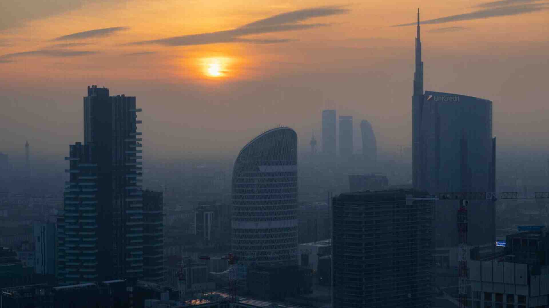 Le toghe fanno tintinnare le manette e la politica cestina il Salva Milano