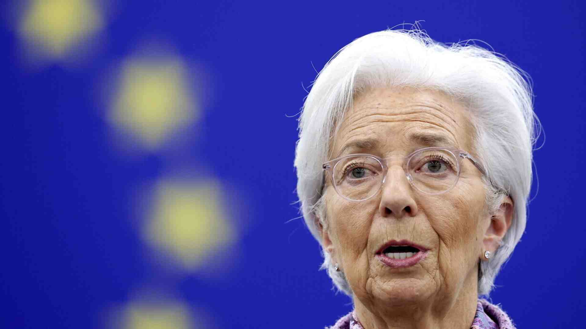 La Bce taglia ancora il costo del denaro. Lagarde: "La minaccia dei dazi crea incertezza"