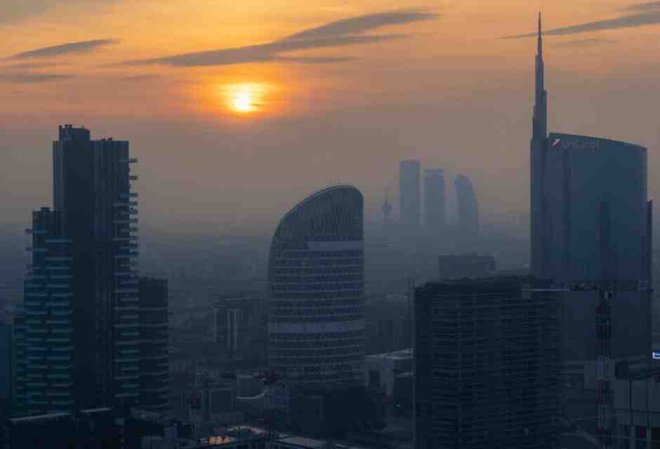 Le toghe fanno tintinnare le manette e la politica cestina il Salva Milano