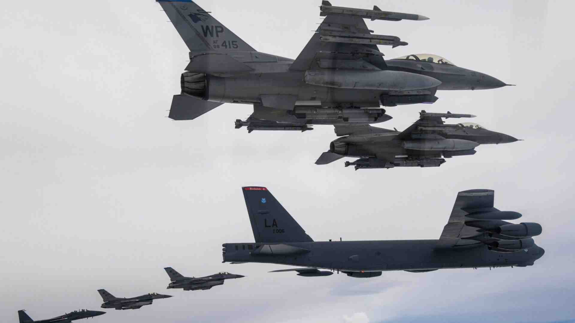 Quante cose si possono fare con un solo caccia-bombardiere