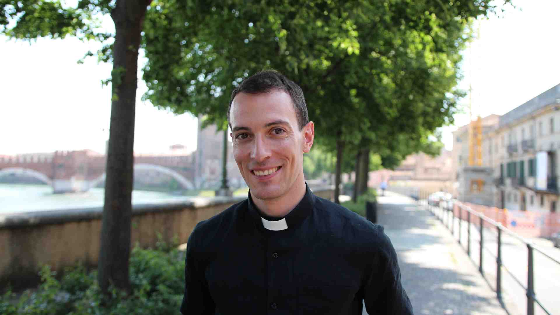 Ambrogio Mazzai, prete influencer “contro la censura della libertà religiosa”