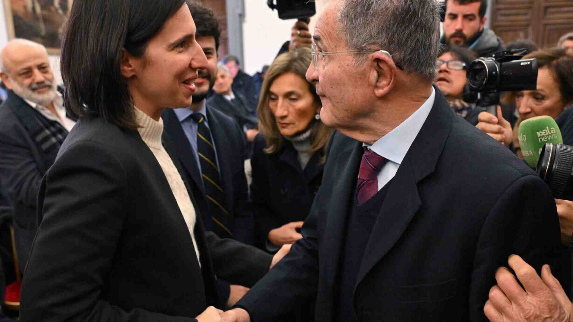 Prodi si smarca dalla linea Schlein: "Il riarmo Ue è necessario"