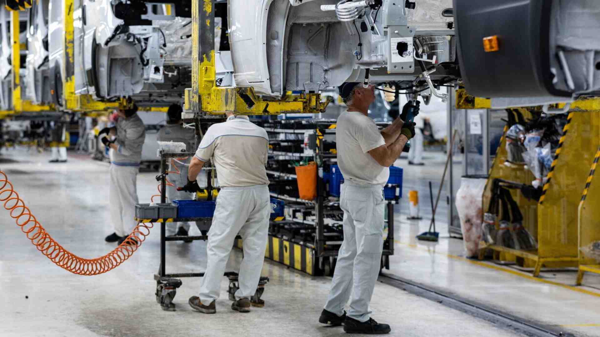 Cresce l’occupazione, cala la produzione. Così l’Italia sbarca il lunario