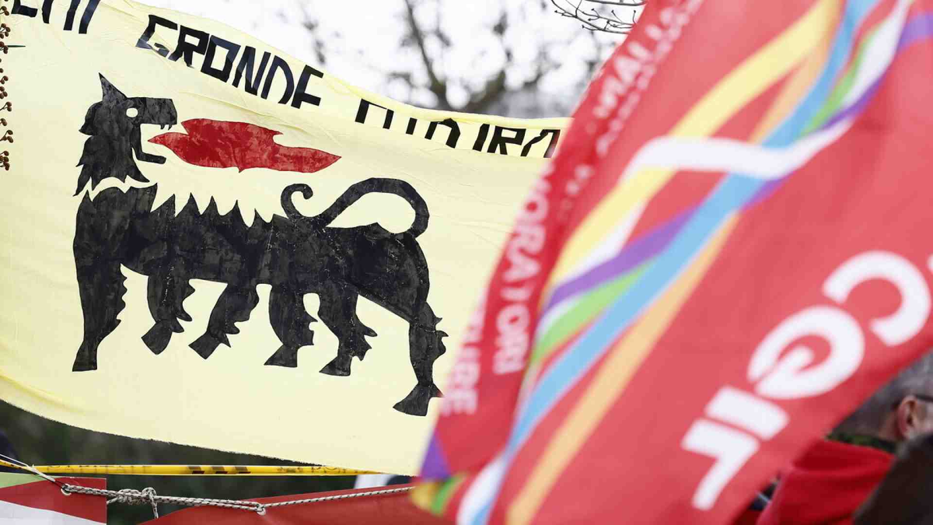 La Uil scarica la Cgil nella vertenza Eni Versalis. Lunedì il tavolo da Urso