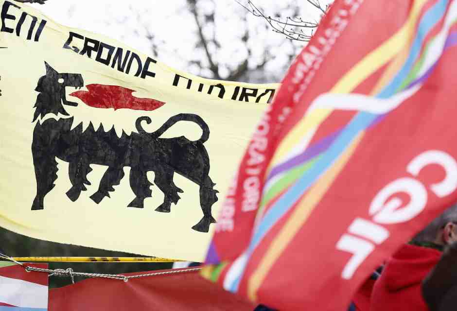 La Uil scarica la Cgil nella vertenza Eni Versalis. Lunedì il tavolo da Urso