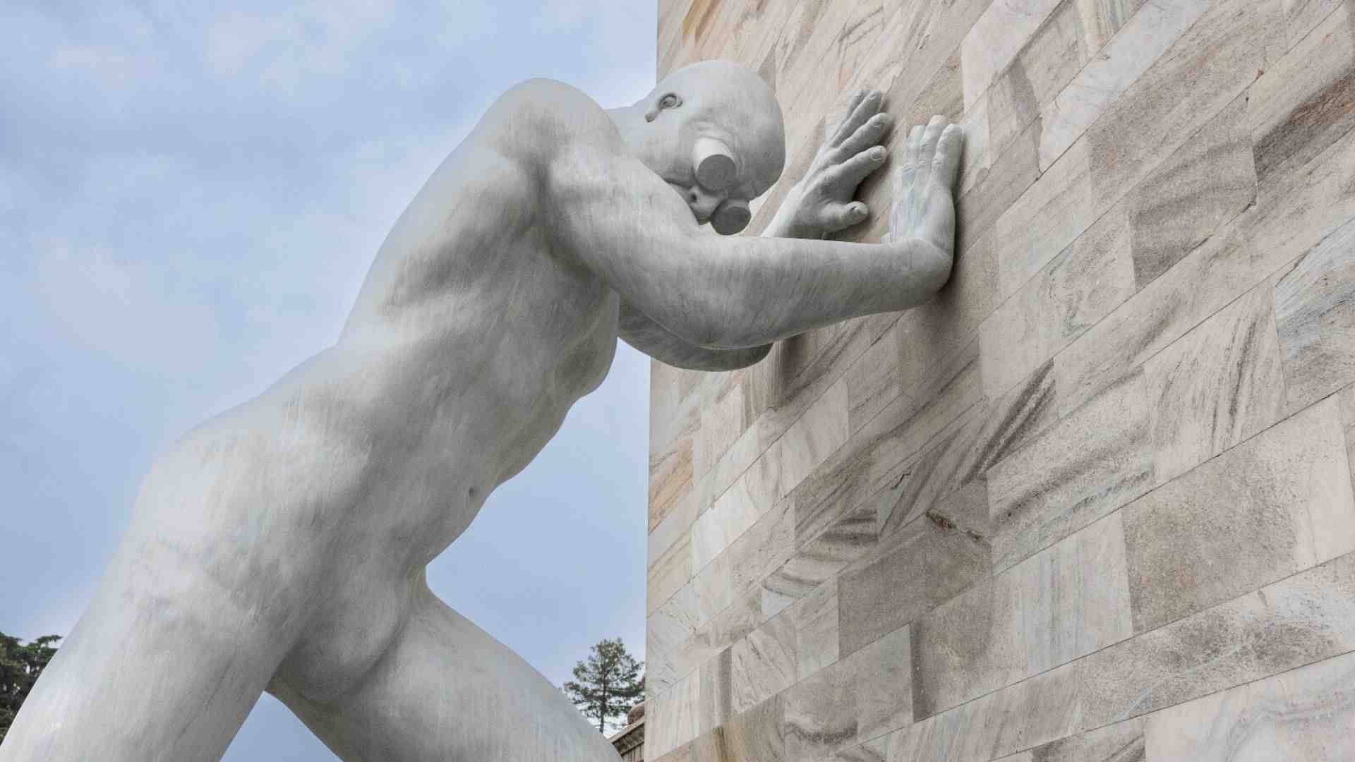 Un verso di Bianconi contro le agghiaccianti sculture in piazza a Firenze