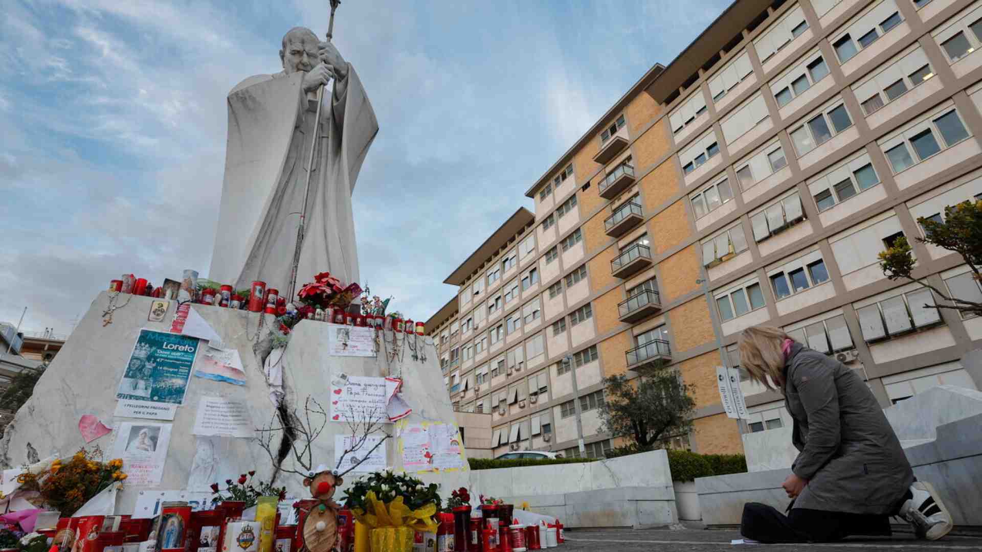 "Notte tranquilla per Francesco". Sciolta la prognosi per il Papa ma resta la prudenza