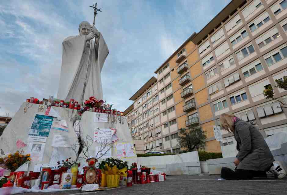 "Notte tranquilla per Francesco". Sciolta la prognosi per il Papa ma resta la prudenza