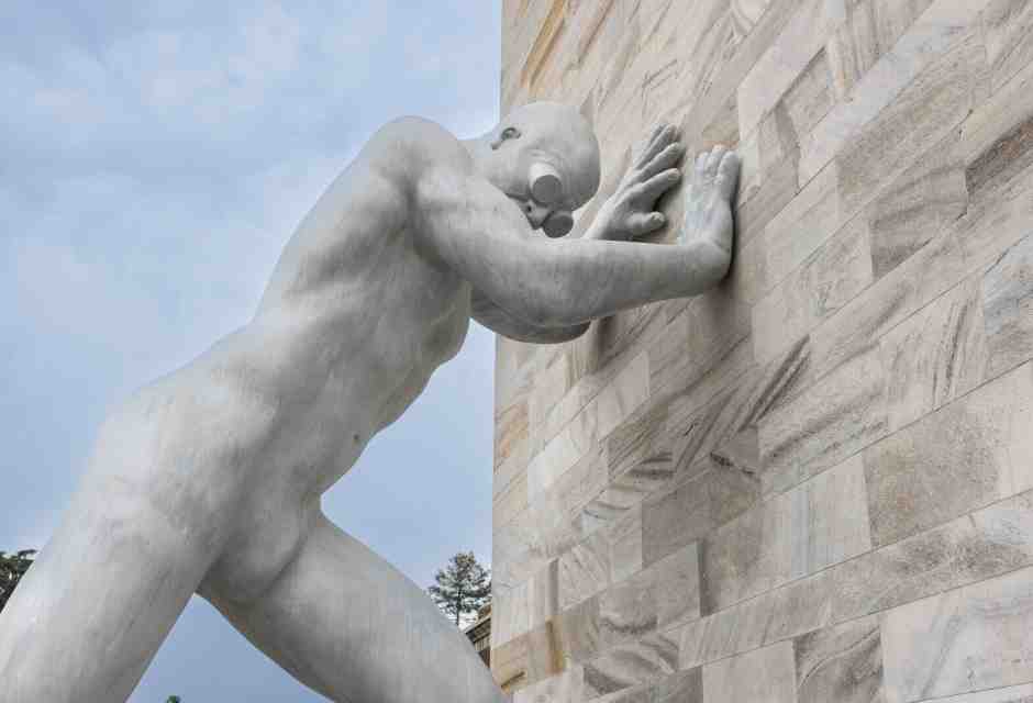 Un verso di Bianconi contro le agghiaccianti sculture in piazza a Firenze