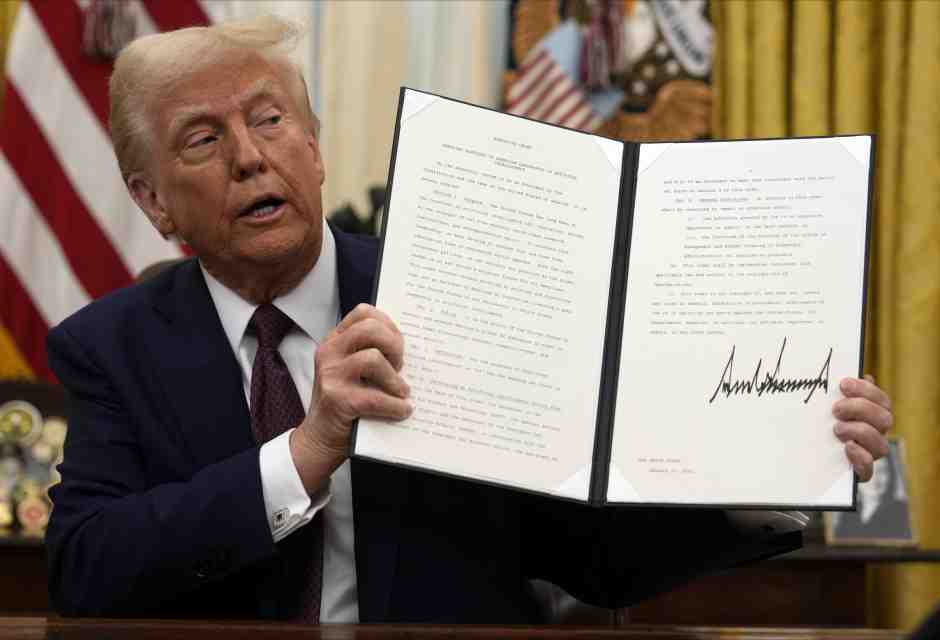 Trump minaccia di colpire "presto" l'Ue con i dazi. Oggi parlerà con Canada e Messico