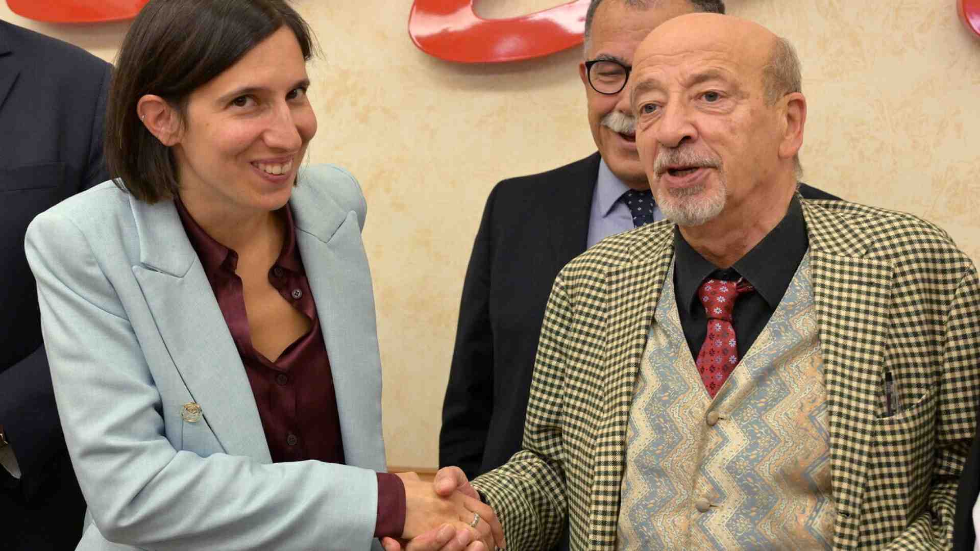 Le sinistre convergenze tra Schlein e l’Anpi, dal no al riarmo fino a Israele e al cortocircuito Musk