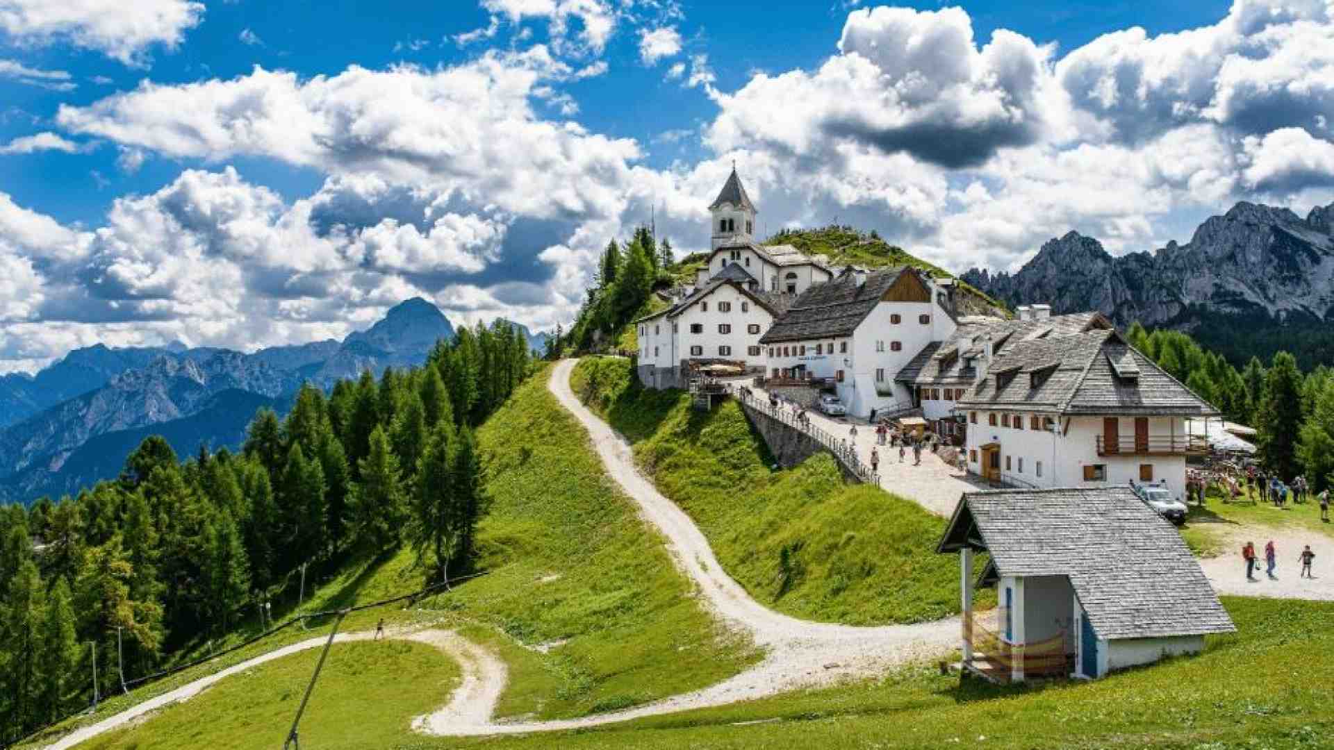 Dal Monte Lussari a San Pietro, la fede sulla Romea Strata