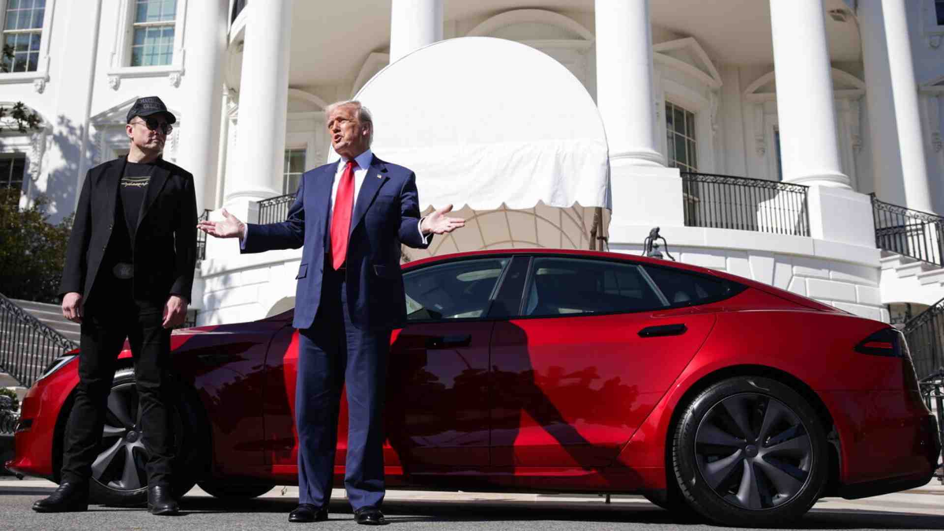 Donald Trump compra una Tesla (che non userà) per supportare l'amico Musk