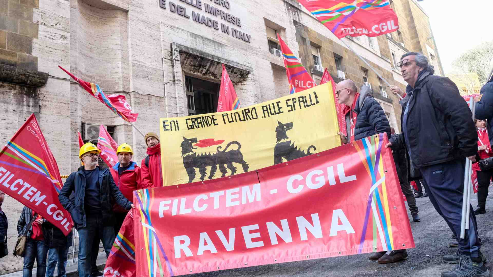 Eni Versalis, il Pd e Avs stanno con i lavoratori. Ma solo quelli della Cgil