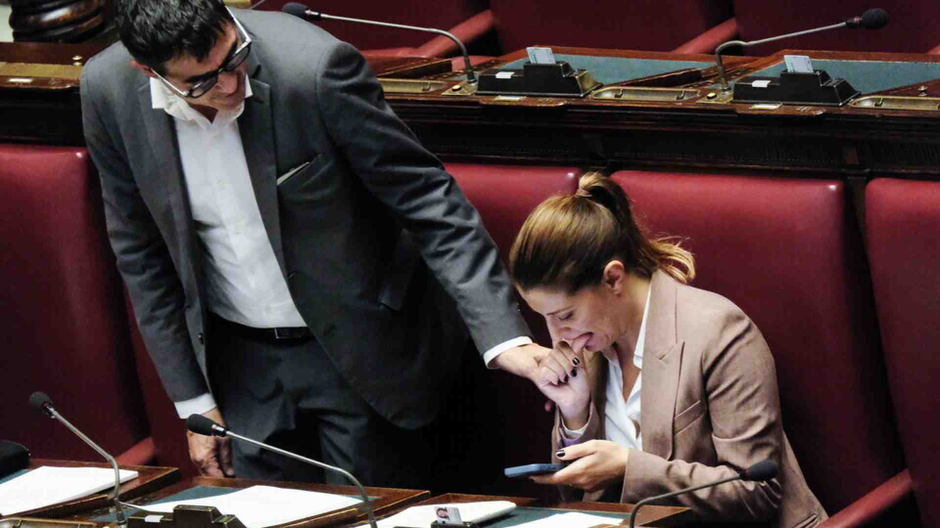 Fratoianni gira con la Tesla. La moglie, Piccolotti: "E' mia. E la venderò"