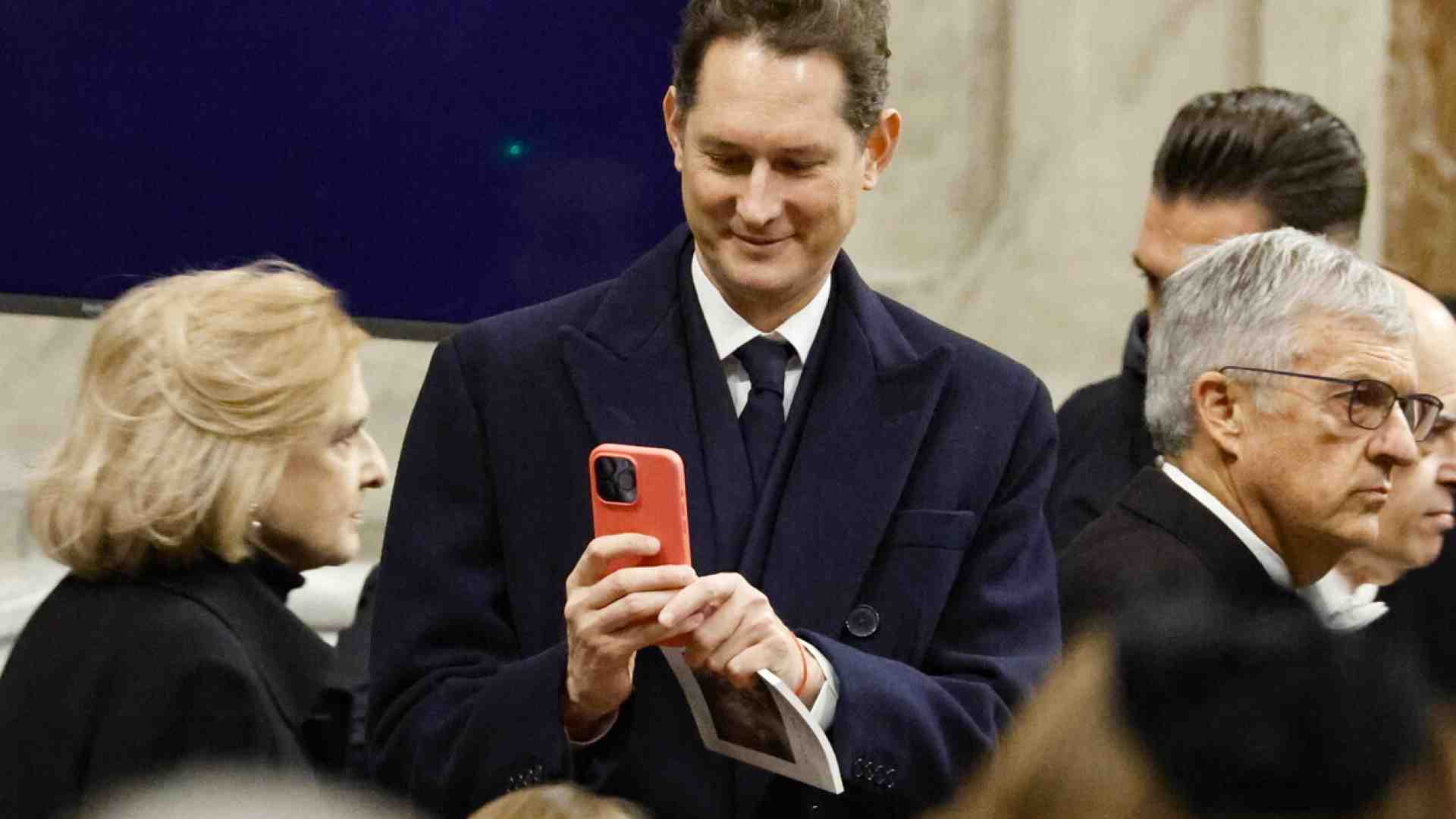 "Tienimi da conto Elkann". Le cortesi telefonate di Stellantis a FdI in vista dell'audizione del presidente