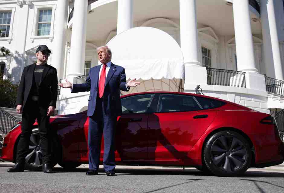 Donald Trump compra una Tesla (che non userà) per supportare l'amico Musk