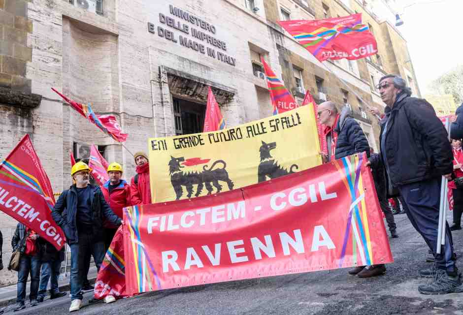 Eni Versalis, il Pd e Avs stanno con i lavoratori. Ma solo quelli della Cgil