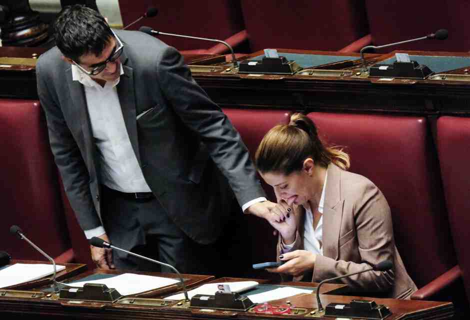 Fratoianni gira con la Tesla. La moglie, Piccolotti: "E' mia. E la venderò"