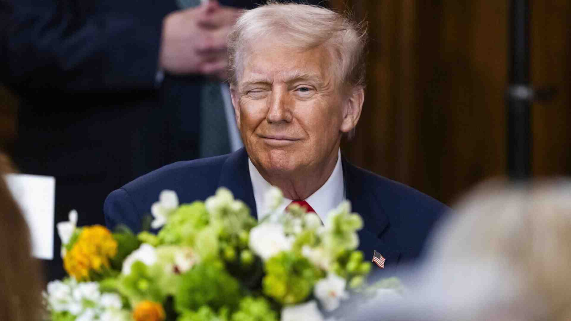 La minaccia di Trump: "Dazi del 200 per cento su vini e champagne europei"